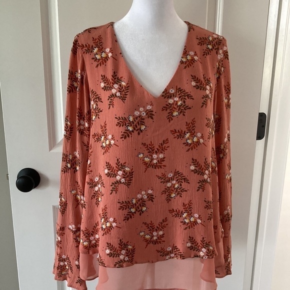 LC Lauren Conrad medium top floral bell sleeves lace v-neck - Picture 6 of 13